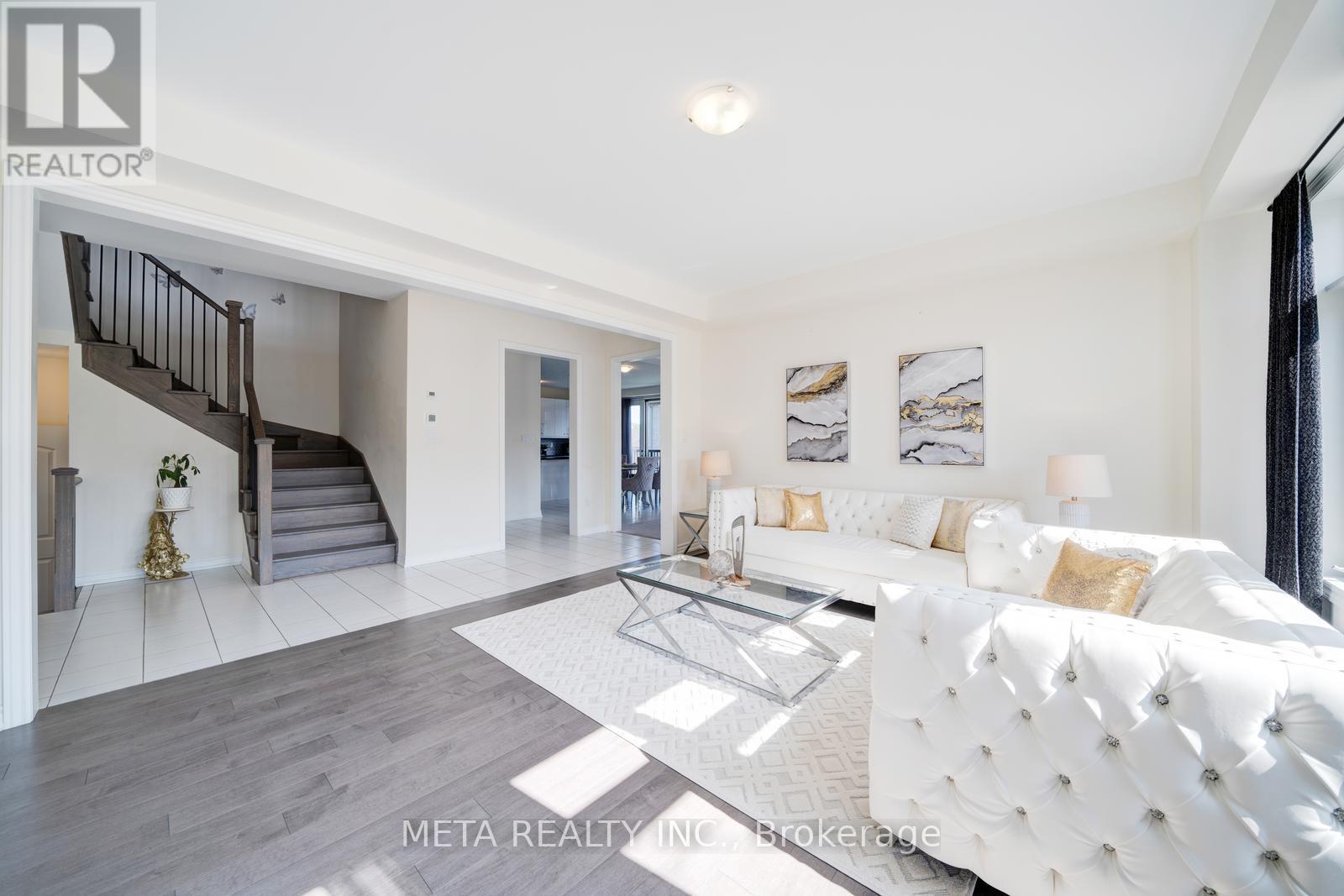 Photo 9 of 189 Thompson Drive, East Gwillimbury ON