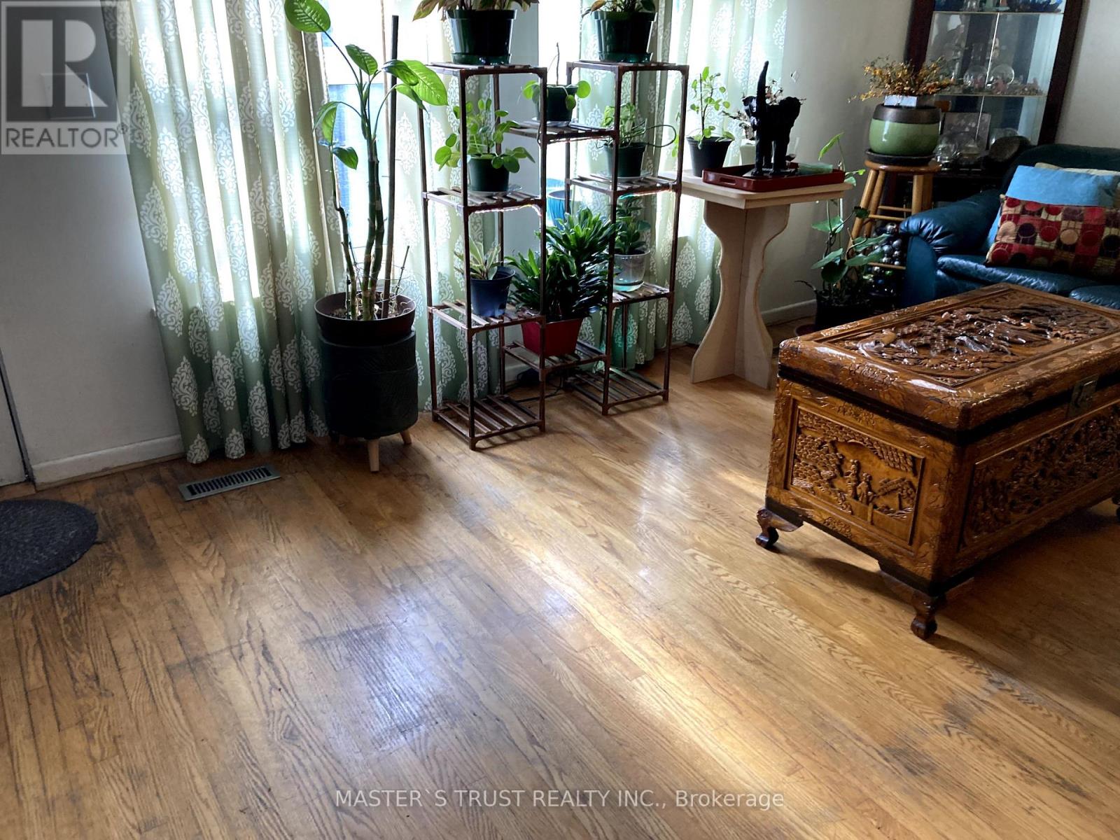 Photo 8 of 72 246 John Garland Boulevard, Toronto ON