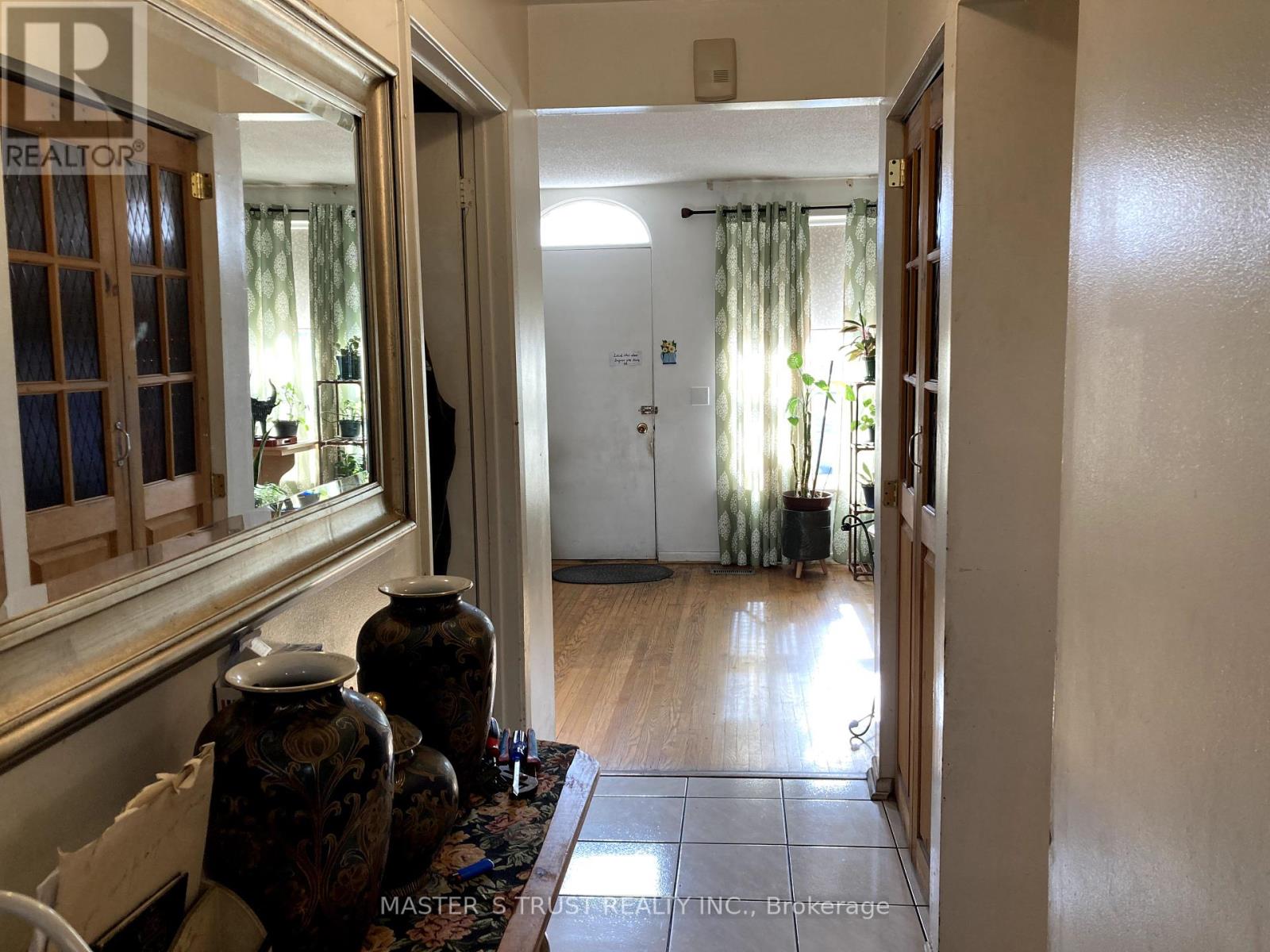 Photo 3 of 72 246 John Garland Boulevard, Toronto ON