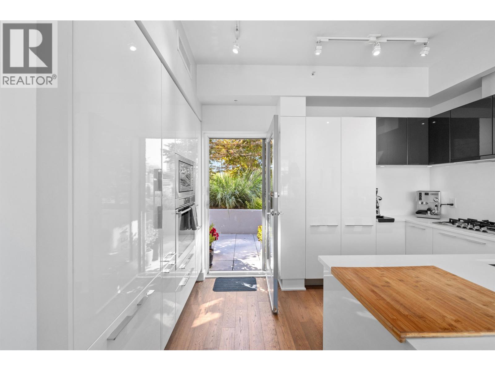 Photo 4 of 711 108 E 1st Avenue, Vancouver BC