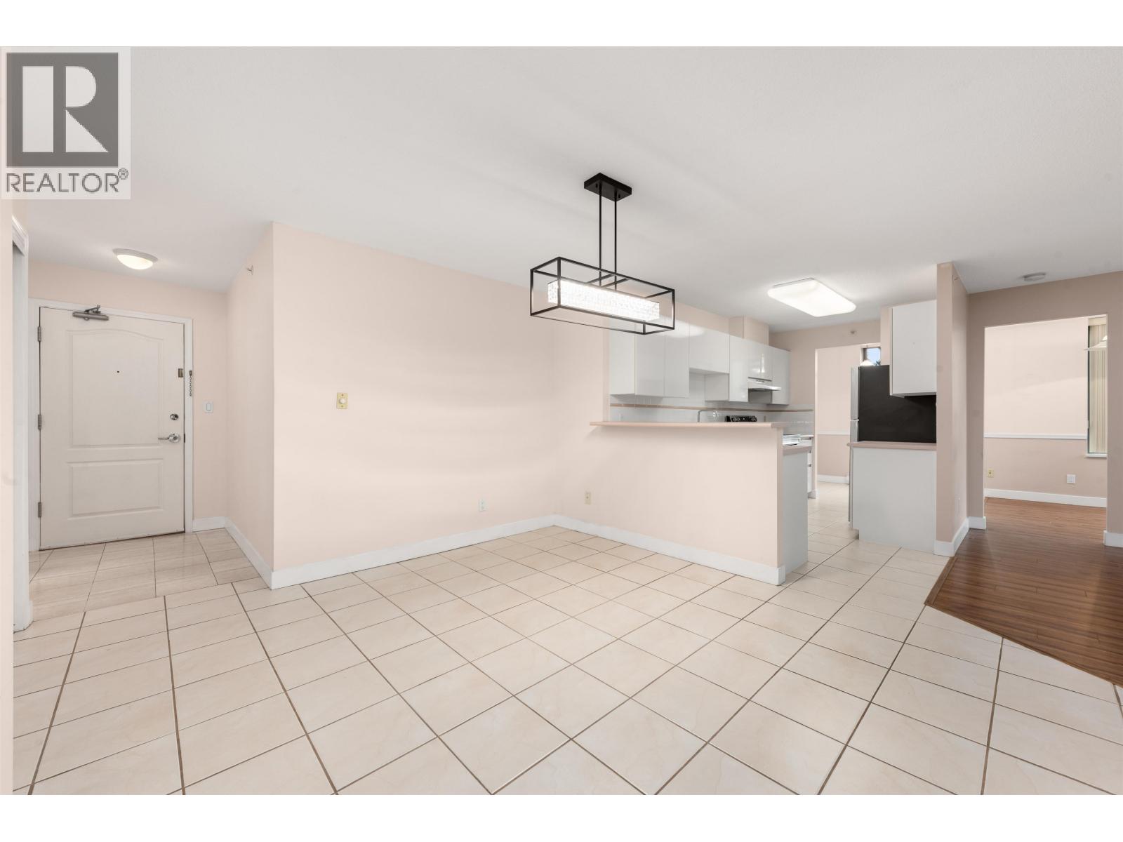 Photo 5 of 306 6622 Southoaks Crescent, Burnaby BC