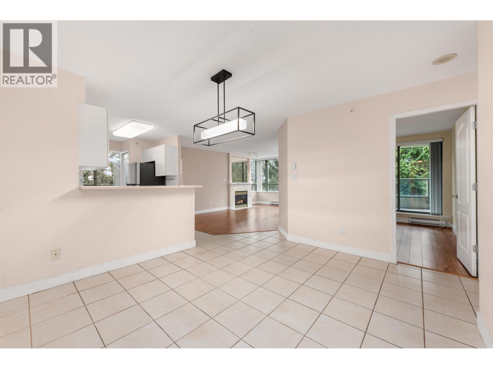 Photo 6 of 306 6622 Southoaks Crescent, Burnaby BC