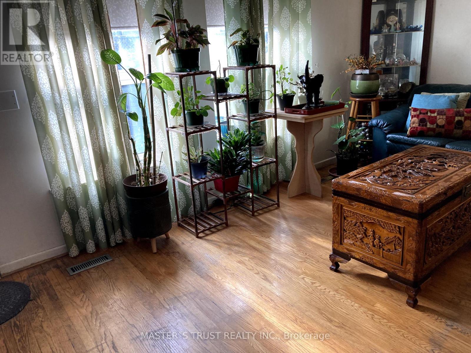 Photo 7 of 72 246 John Garland Boulevard, Toronto ON