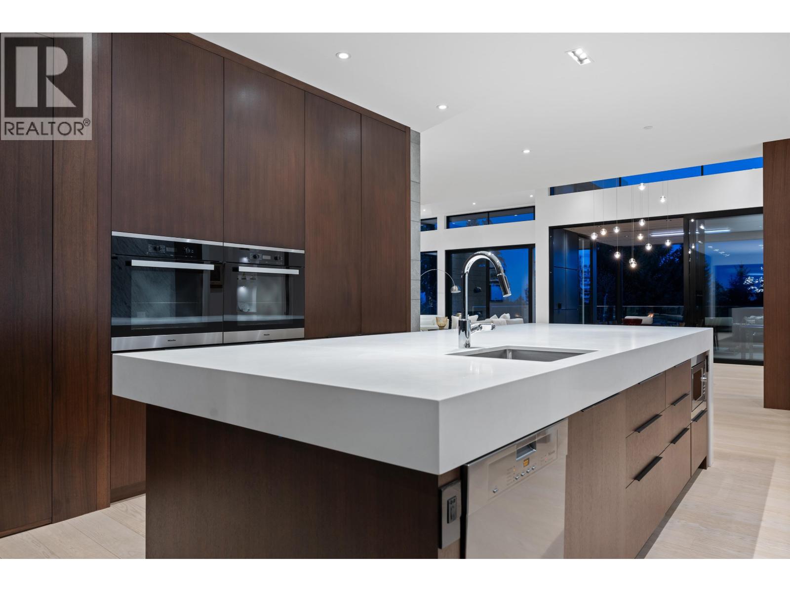 Photo 10 of 2965 Altamont Crescent, West Vancouver BC
