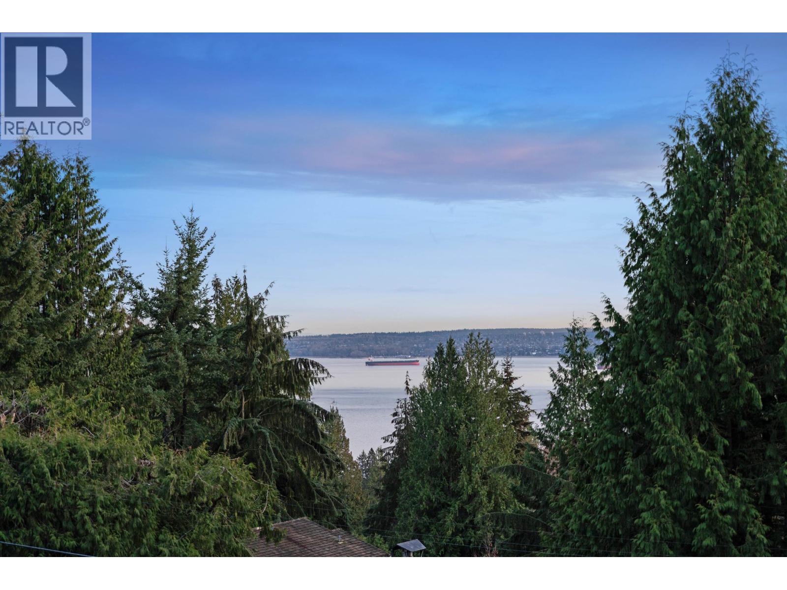 Photo 31 of 2965 Altamont Crescent, West Vancouver BC