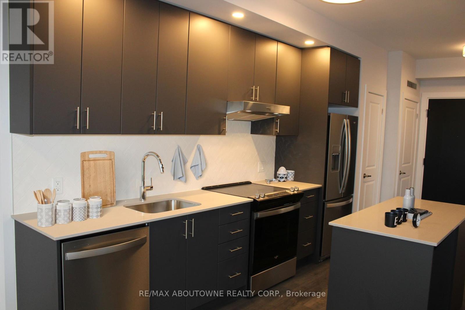 Photo 4 of 1602 3220 William Coltson Avenue, Oakville ON