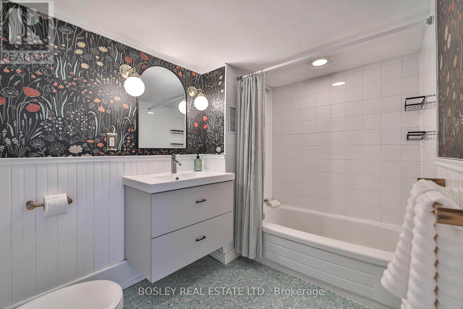 Photo 35 of 21 A Grafton Avenue, Toronto ON