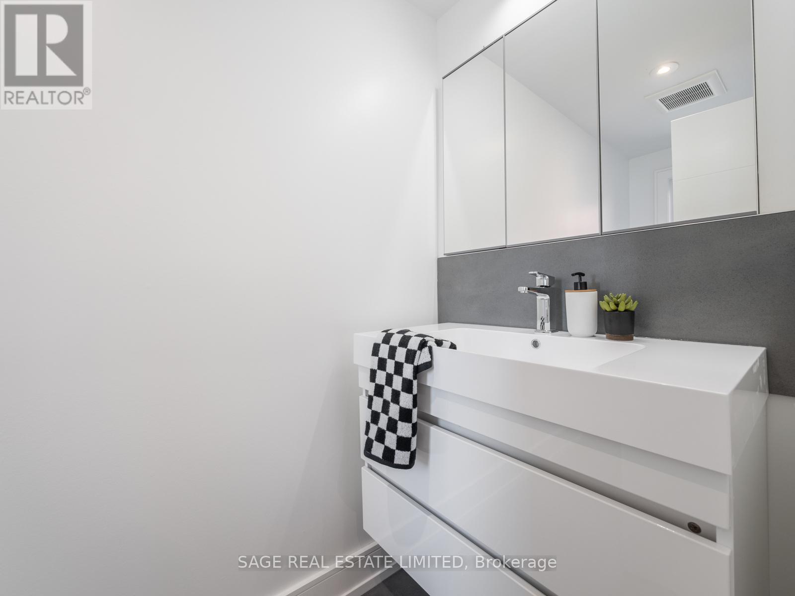 Photo 11 of 159 Humbervale Boulevard, Toronto ON