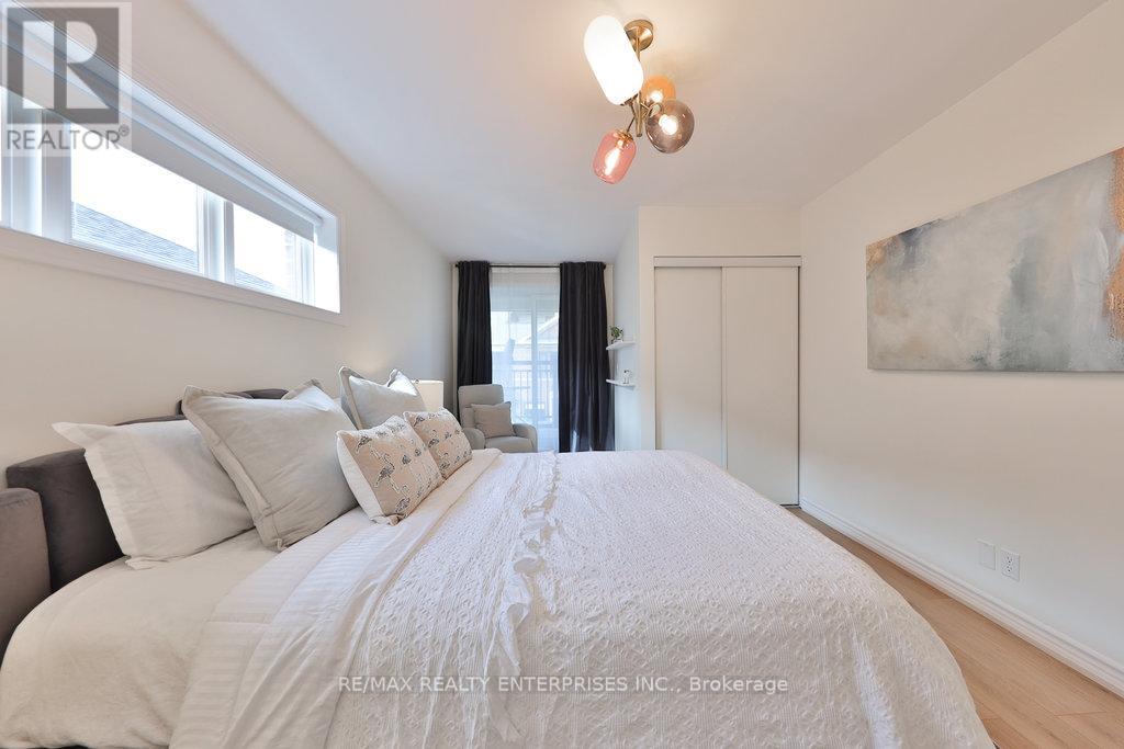 Photo 12 of 71 130 Twenty Fourth Street, Toronto ON