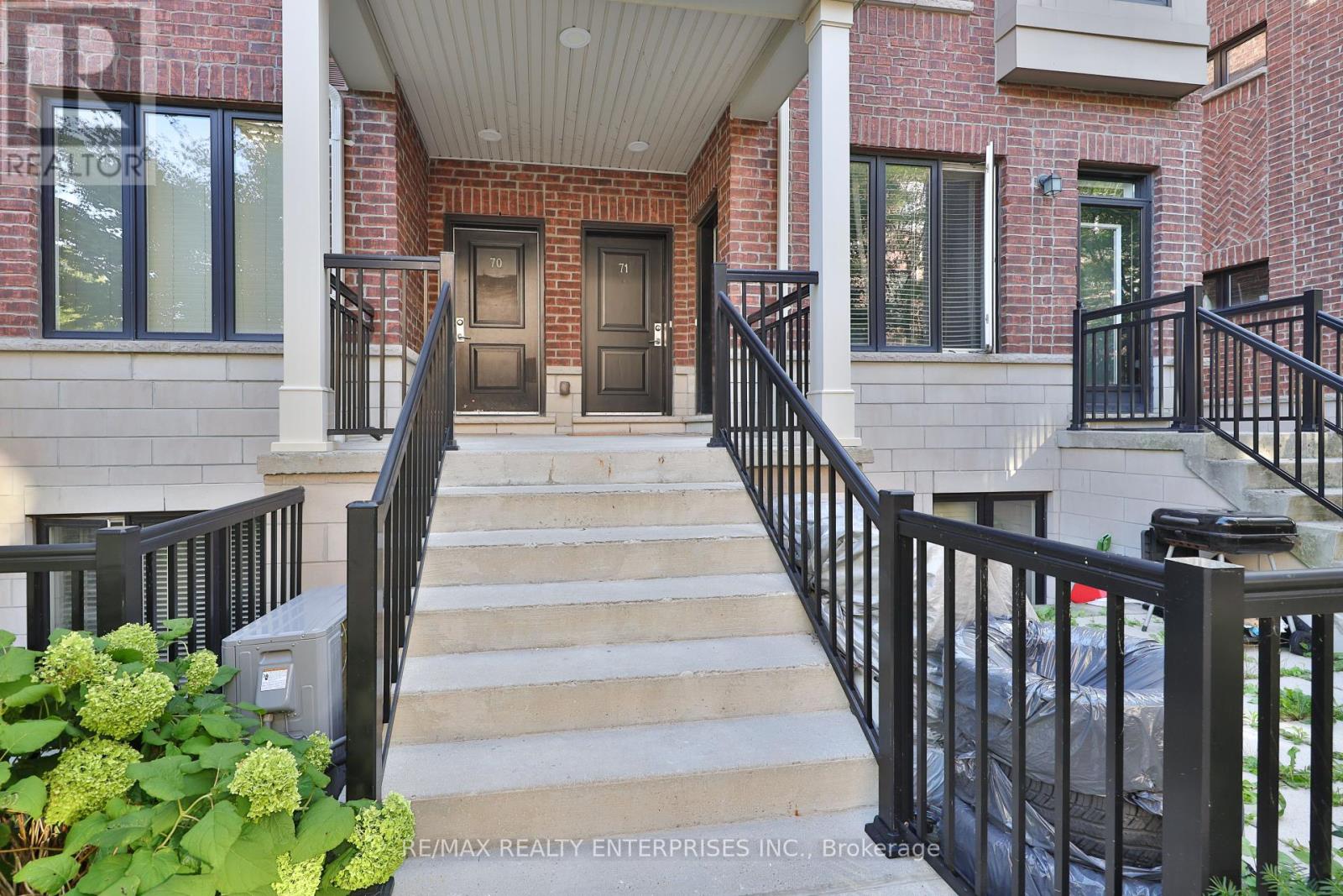 Photo 2 of 71 130 Twenty Fourth Street, Toronto ON