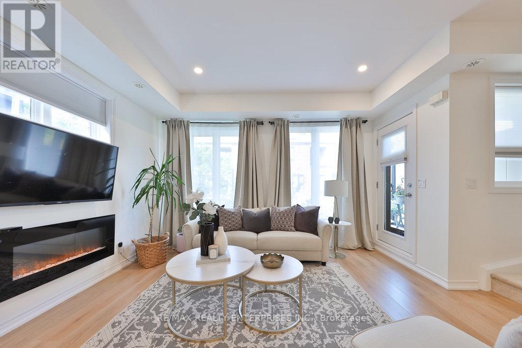 Photo 3 of 71 130 Twenty Fourth Street, Toronto ON