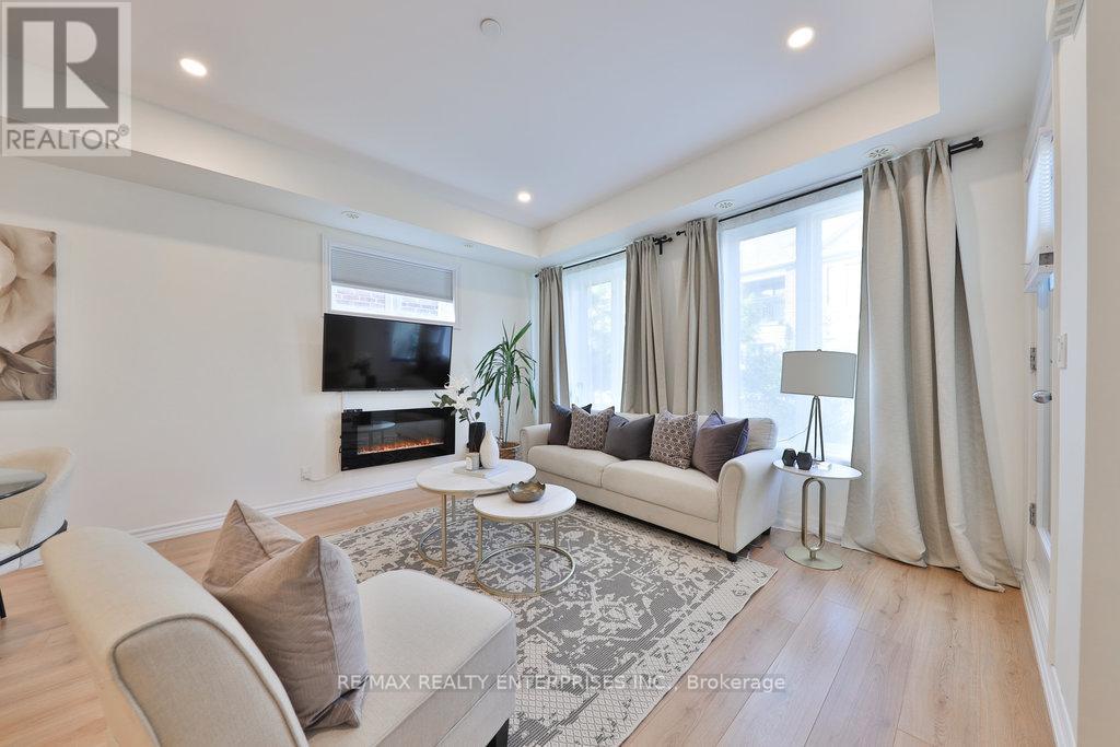 Photo 4 of 71 130 Twenty Fourth Street, Toronto ON