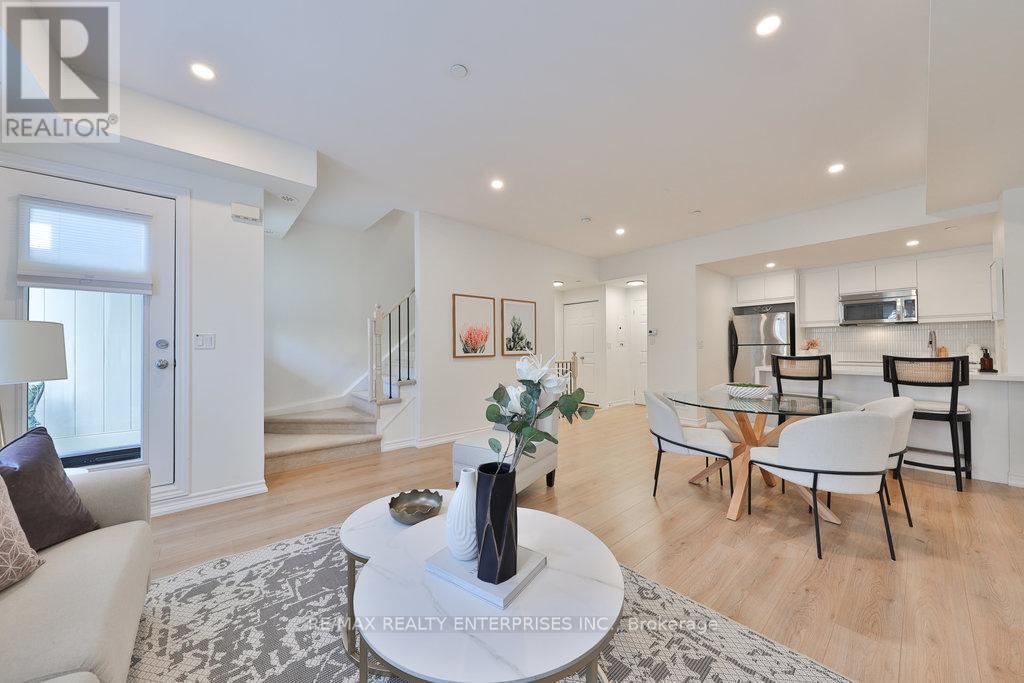 Photo 5 of 71 130 Twenty Fourth Street, Toronto ON