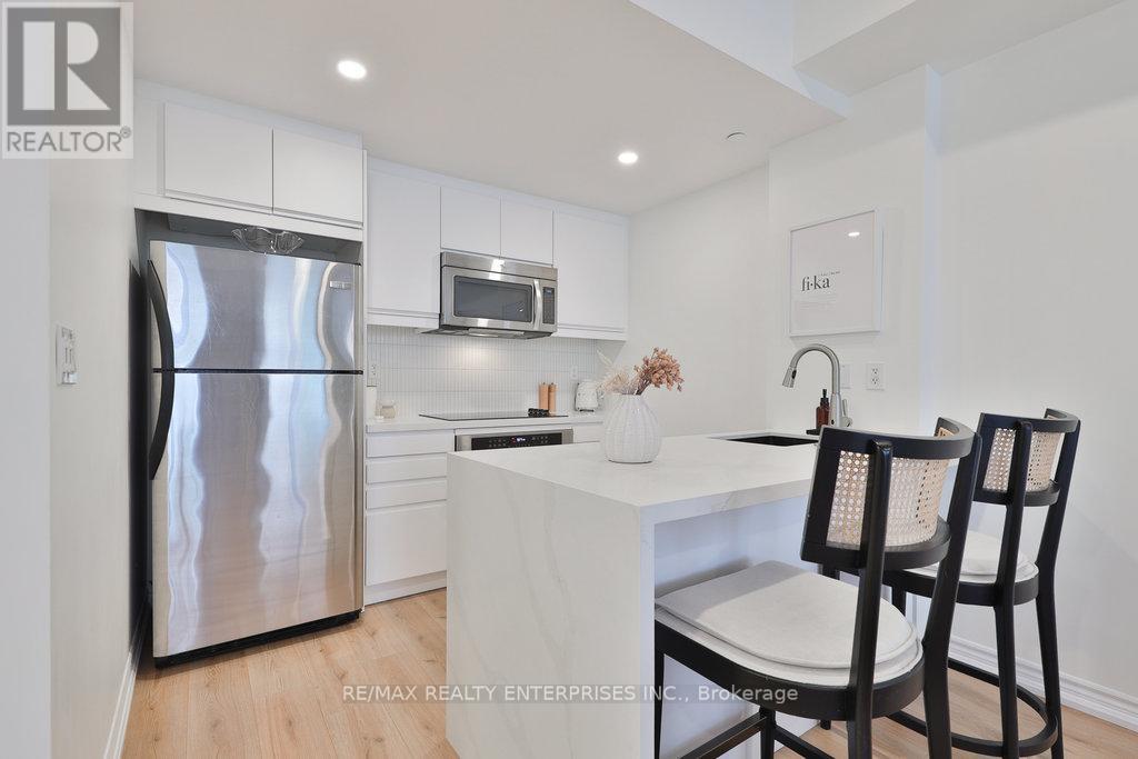 Photo 7 of 71 130 Twenty Fourth Street, Toronto ON