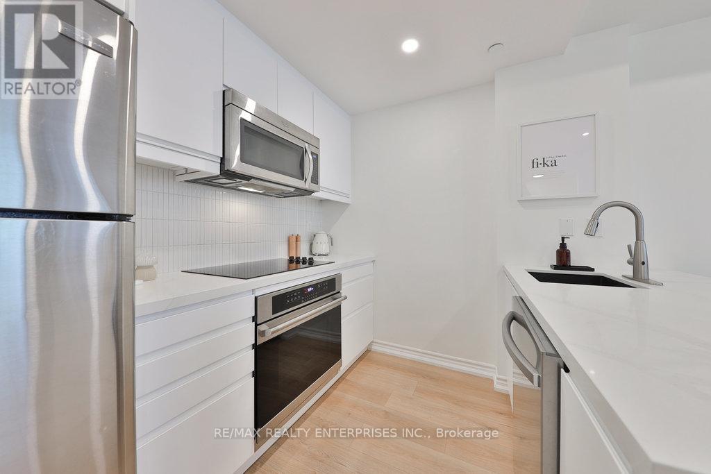 Photo 8 of 71 130 Twenty Fourth Street, Toronto ON