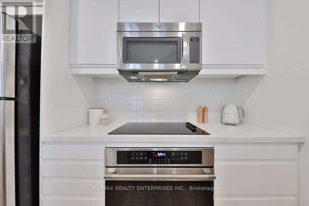 Photo 9 of 71 130 Twenty Fourth Street, Toronto ON