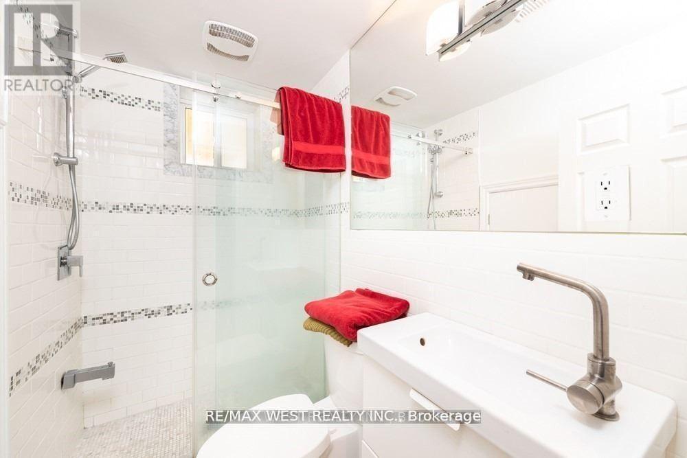 Photo 6 of Lower 629 Beresford Avenue, Toronto ON