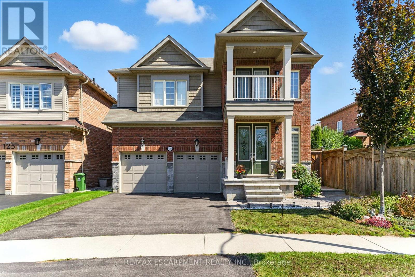Photo 2 of 129 Fingland Crescent, Hamilton ON