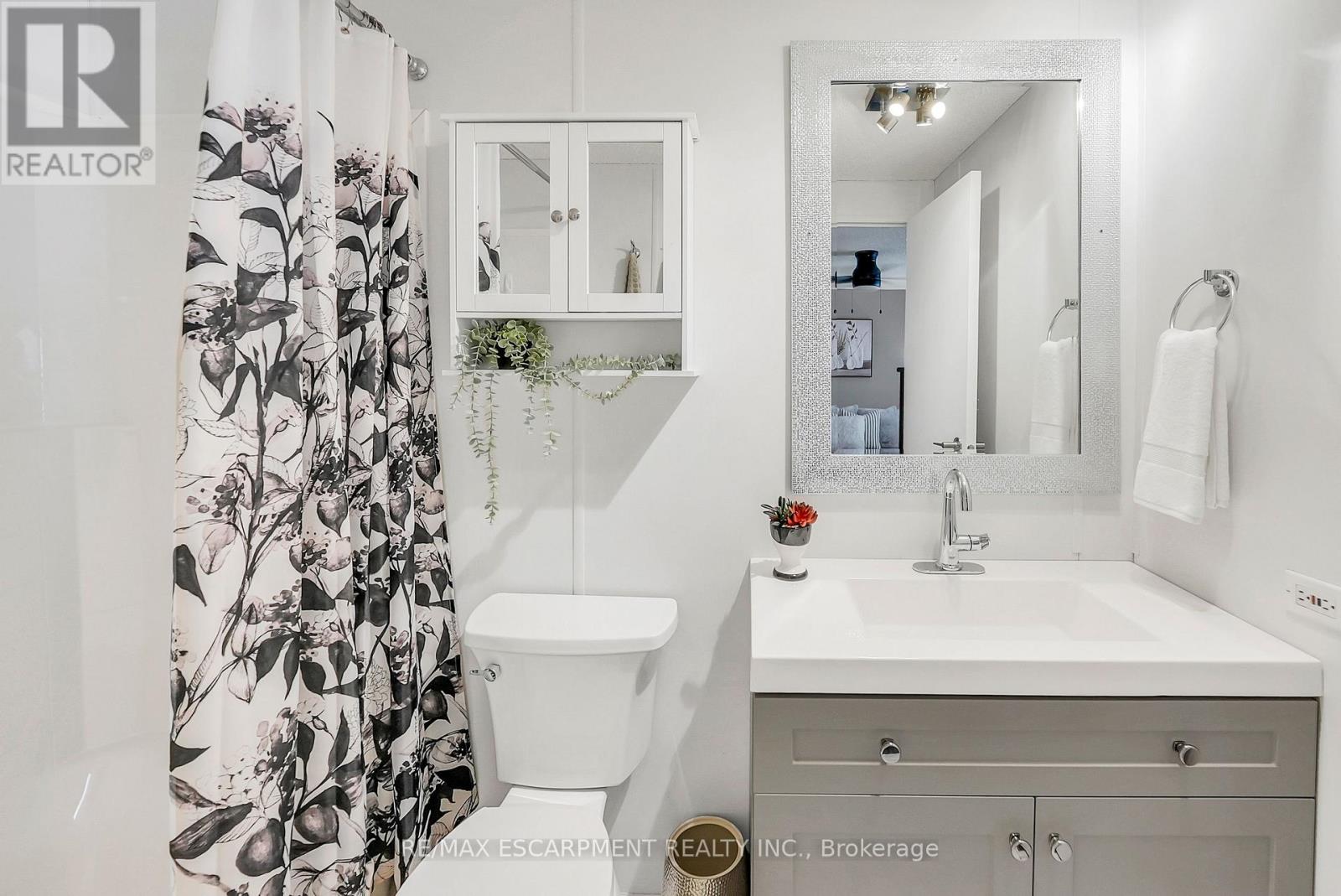 Photo 11 of 4575 Rebecca Lane, Lincoln ON