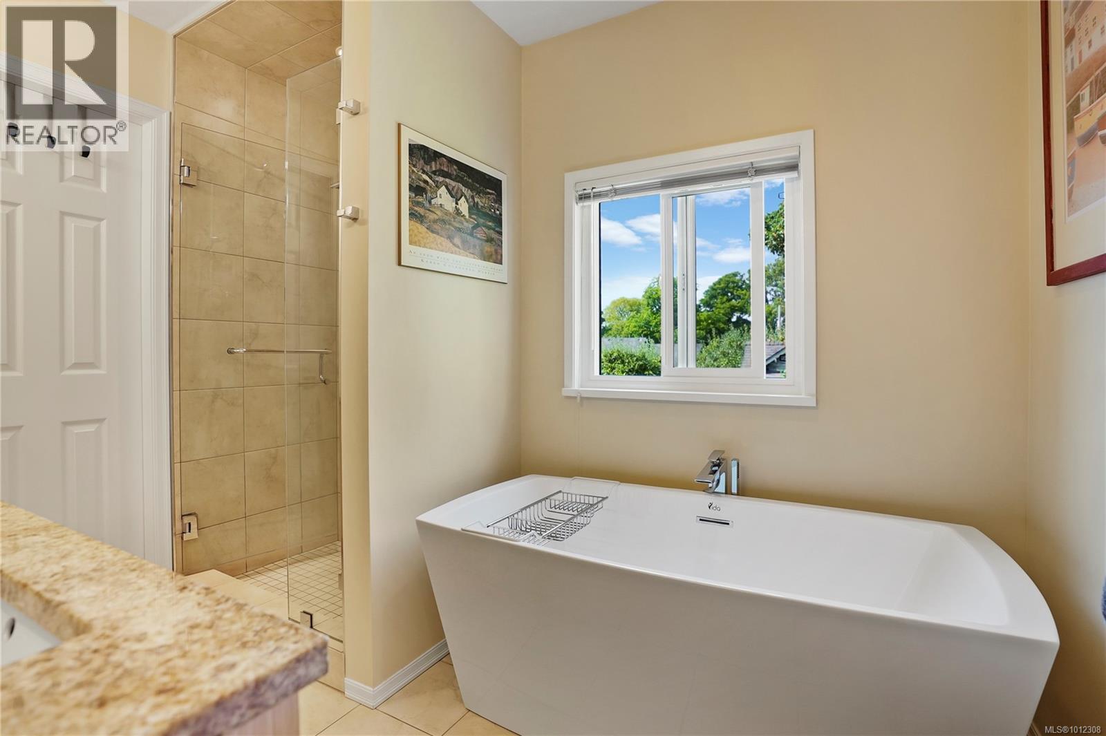 Photo 11 of 2808 Wyndeatt Ave, Saanich BC