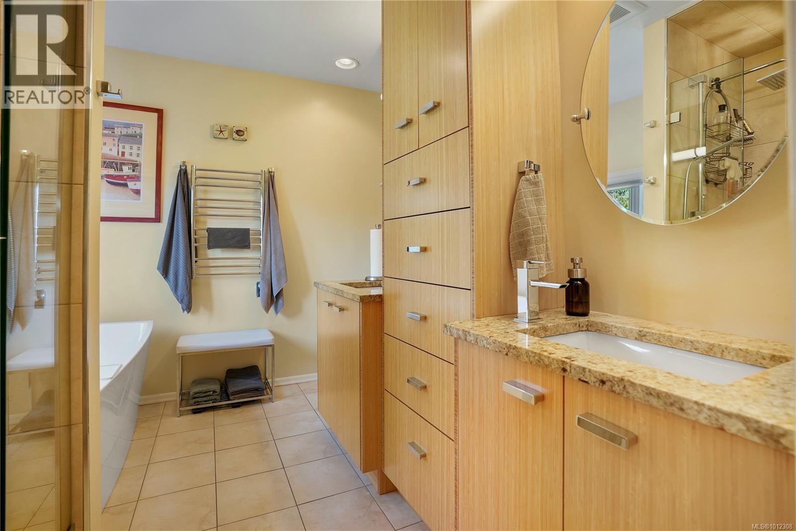 Photo 12 of 2808 Wyndeatt Ave, Saanich BC