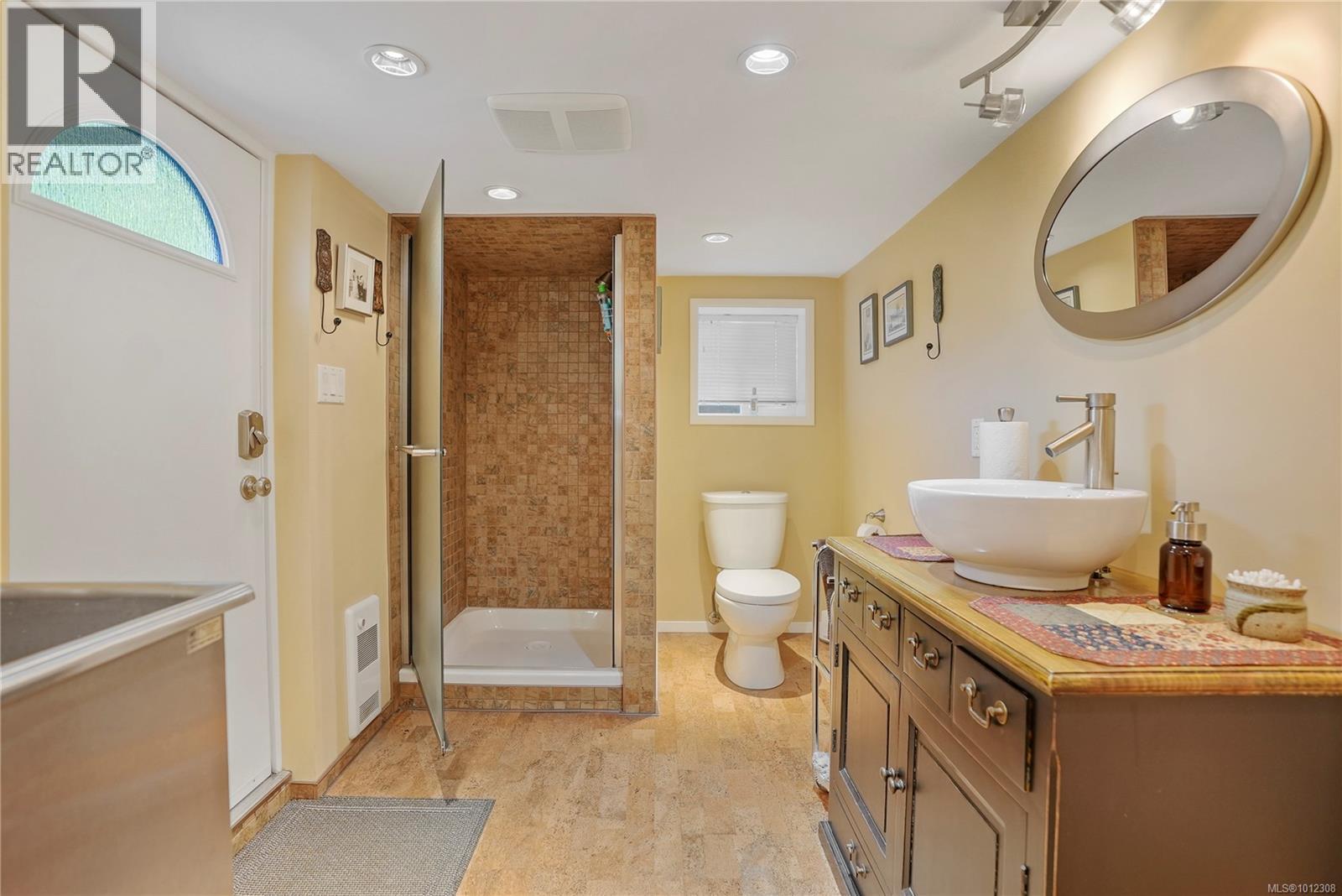 Photo 17 of 2808 Wyndeatt Ave, Saanich BC