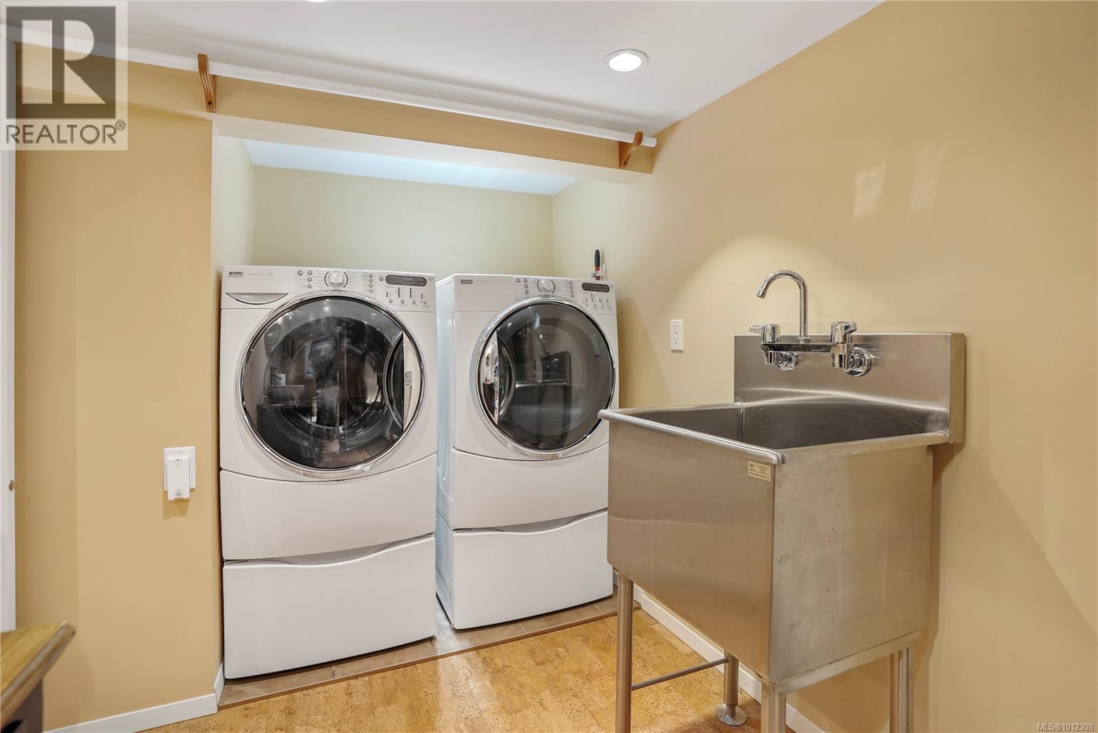 Photo 18 of 2808 Wyndeatt Ave, Saanich BC