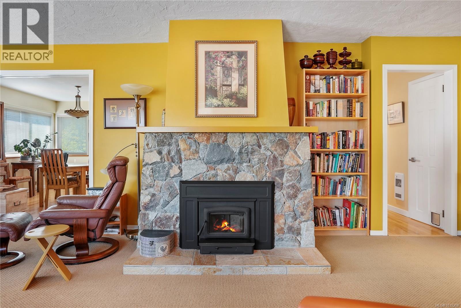 Photo 3 of 2808 Wyndeatt Ave, Saanich BC