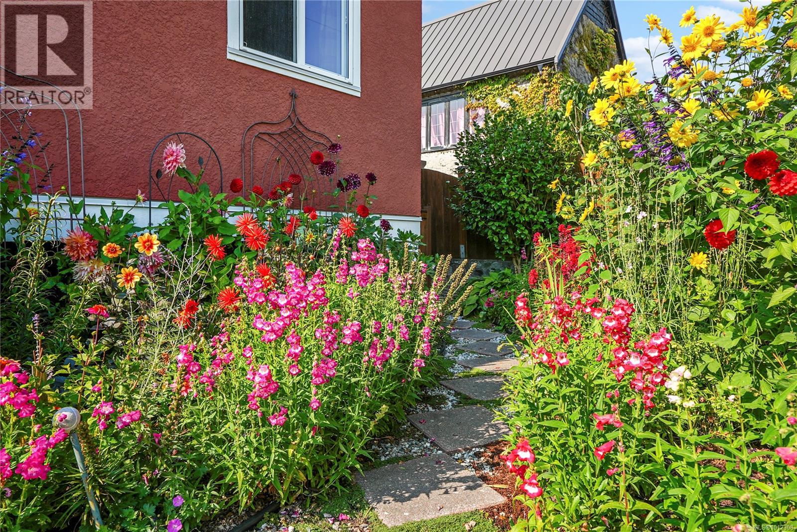 Photo 32 of 2808 Wyndeatt Ave, Saanich BC