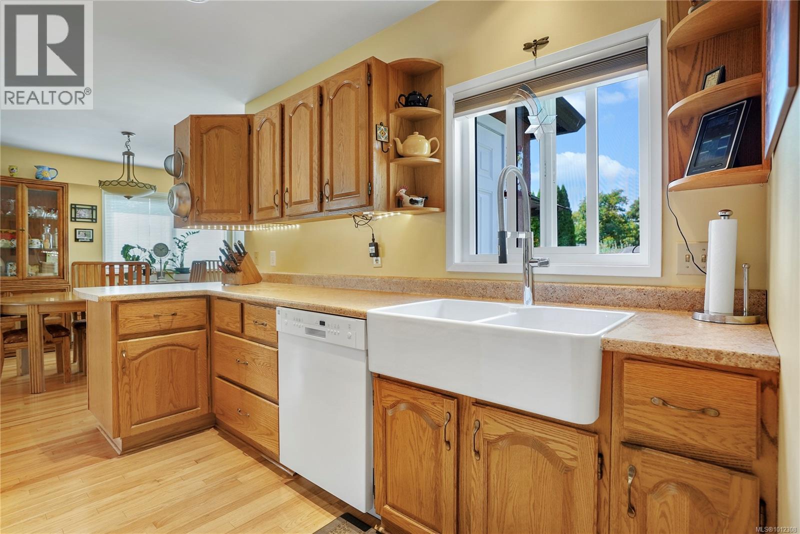 Photo 5 of 2808 Wyndeatt Ave, Saanich BC