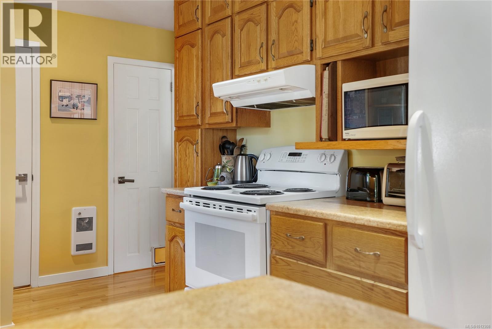 Photo 6 of 2808 Wyndeatt Ave, Saanich BC