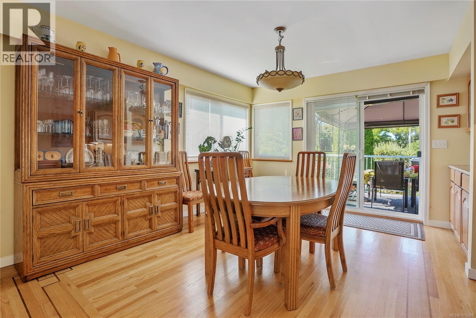 Photo 7 of 2808 Wyndeatt Ave, Saanich BC