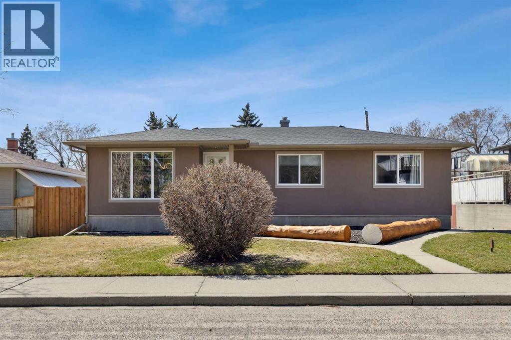 Photo 2 of 139 Cornwallis Drive Nw, Calgary AB