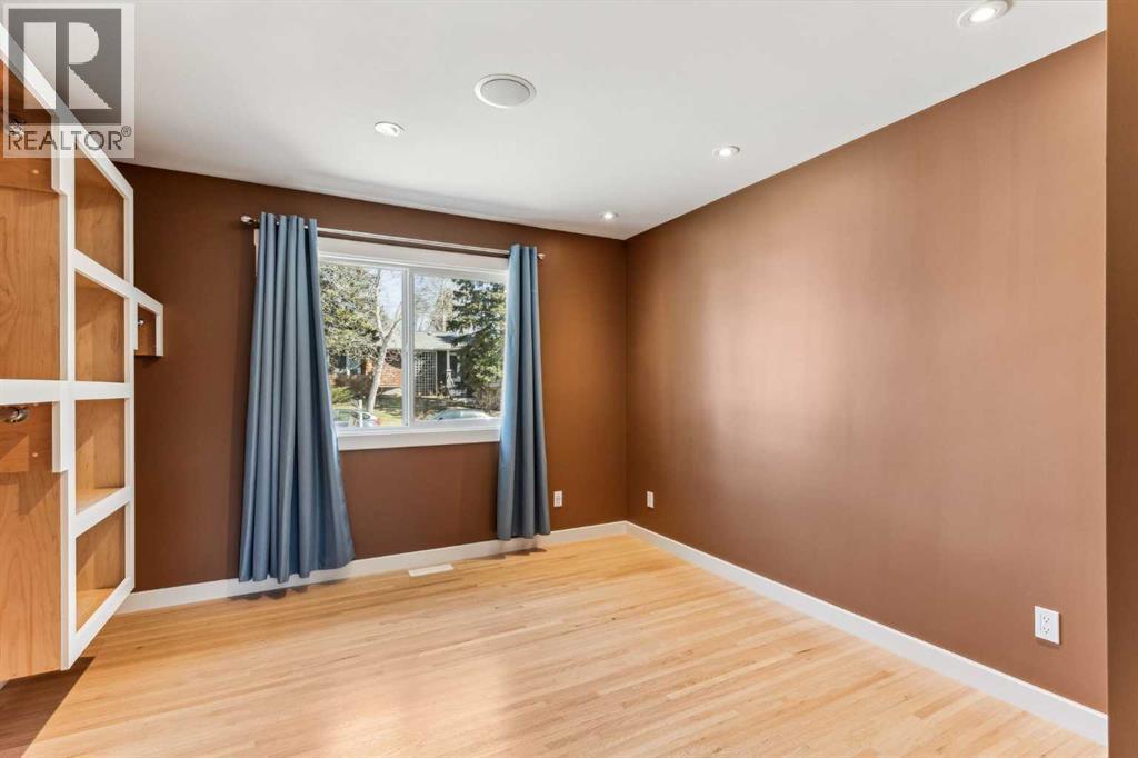Photo 23 of 139 Cornwallis Drive Nw, Calgary AB