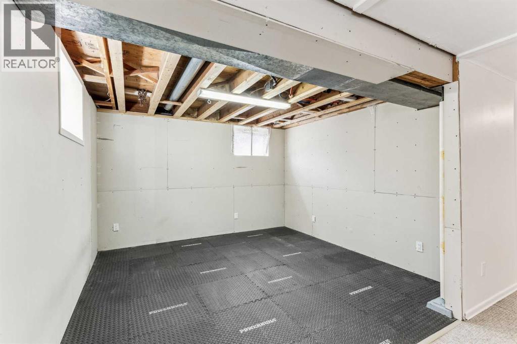 Photo 32 of 139 Cornwallis Drive Nw, Calgary AB