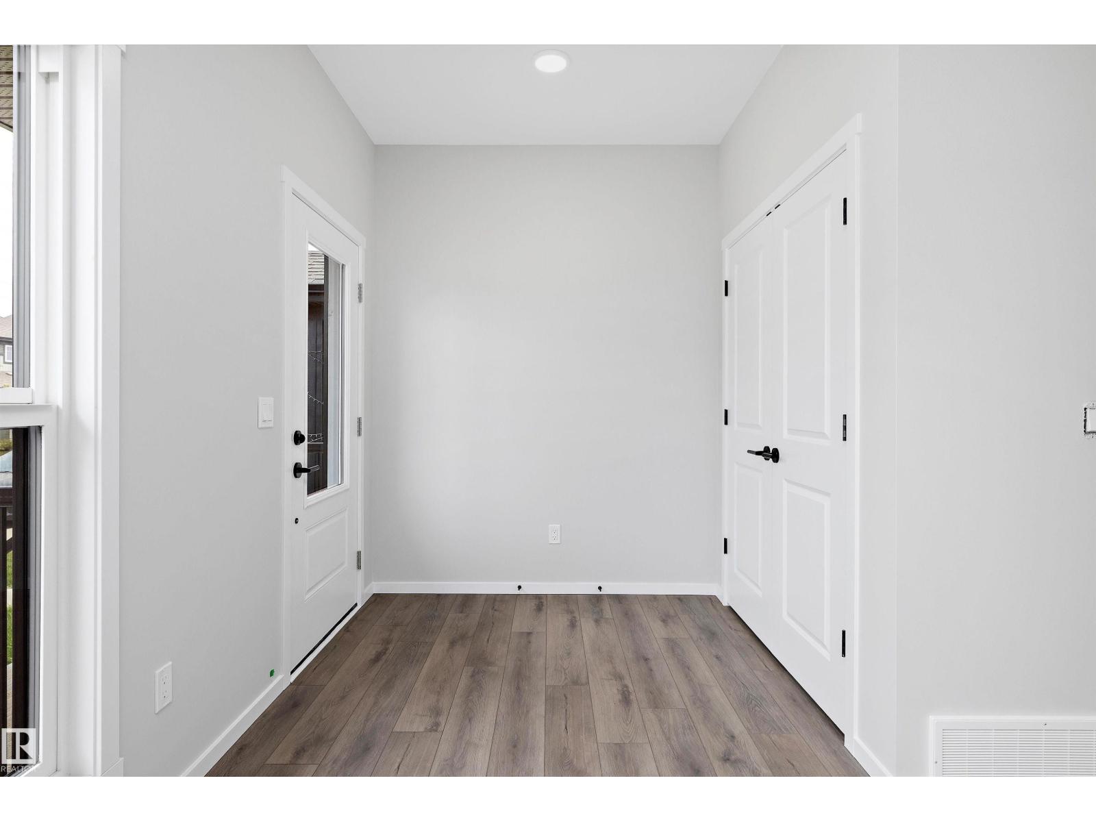 Photo 2 of 5723 Hawthorn Common Sw, Edmonton AB