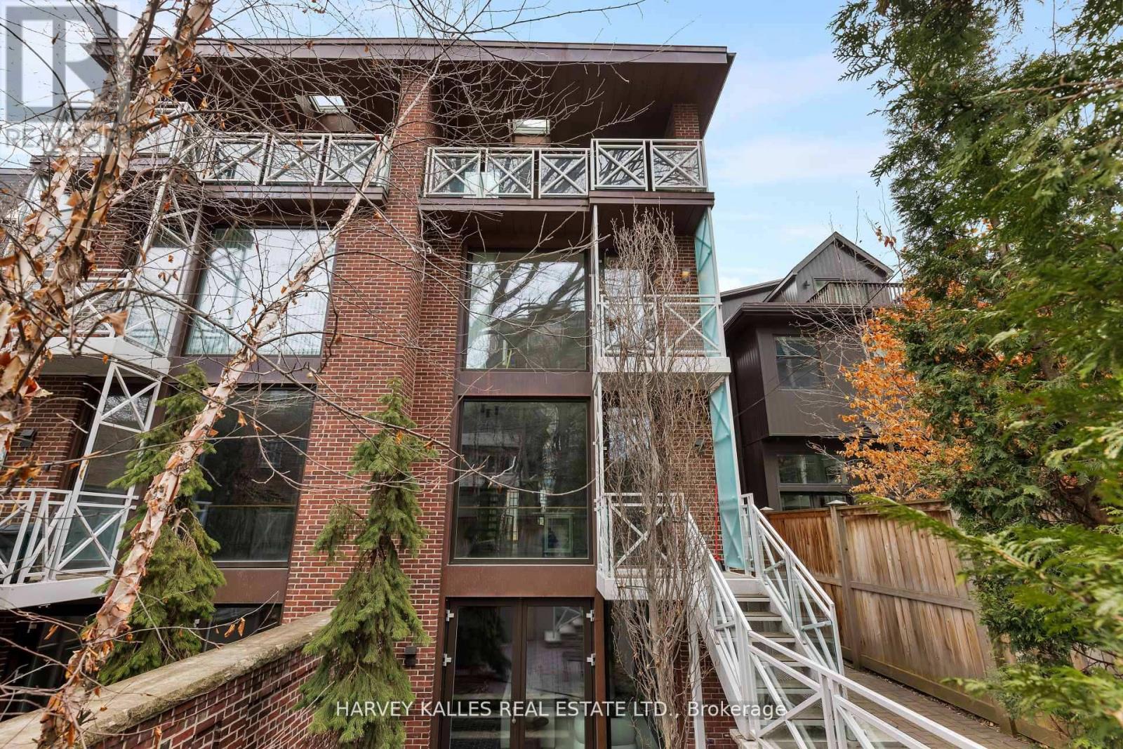 Photo 13 of 94 A Admiral Road, Toronto ON