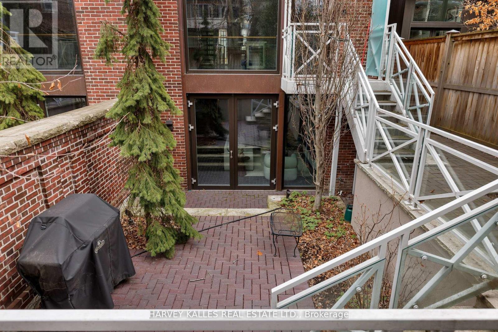 Photo 14 of 94 A Admiral Road, Toronto ON