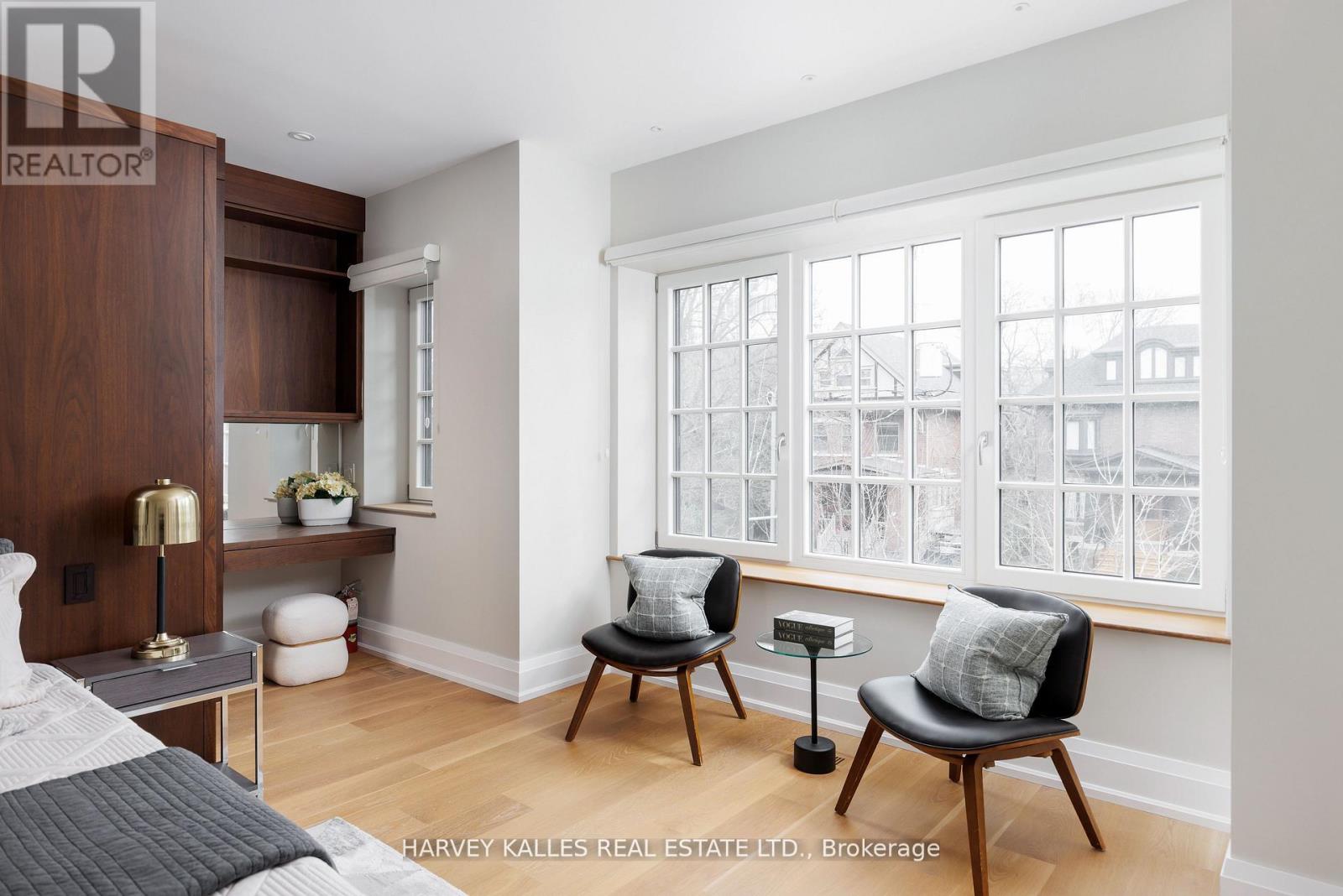 Photo 18 of 94 A Admiral Road, Toronto ON