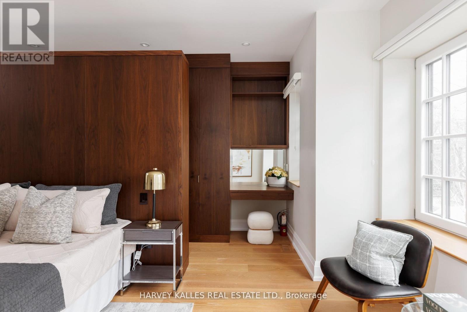 Photo 19 of 94 A Admiral Road, Toronto ON