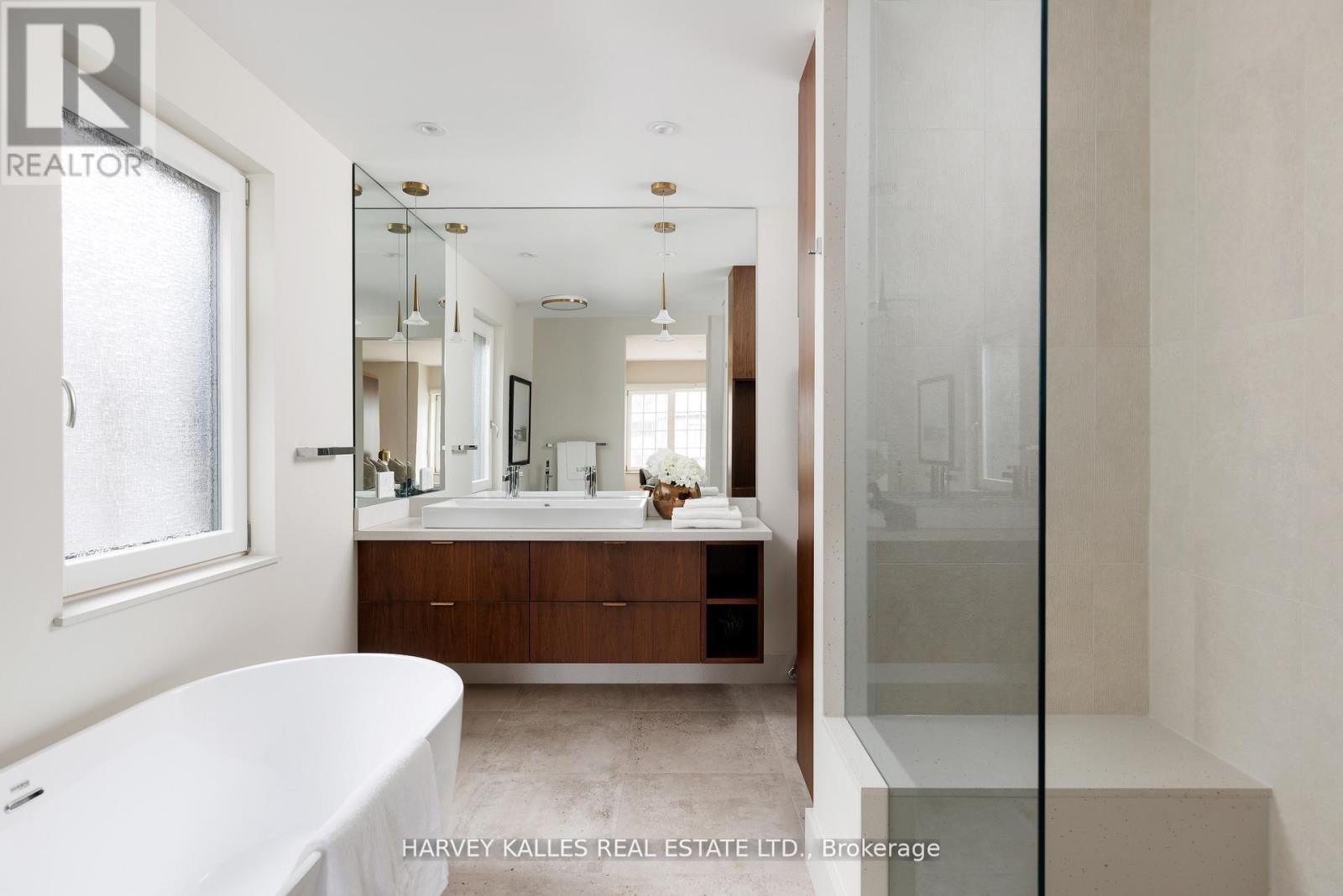 Photo 22 of 94 A Admiral Road, Toronto ON