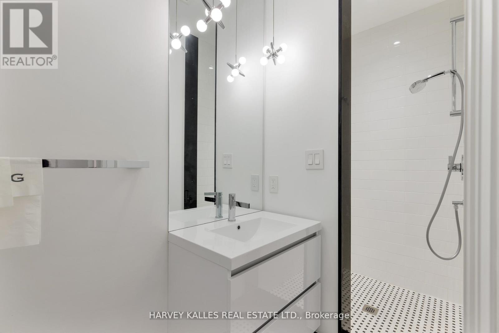 Photo 39 of 94 A Admiral Road, Toronto ON