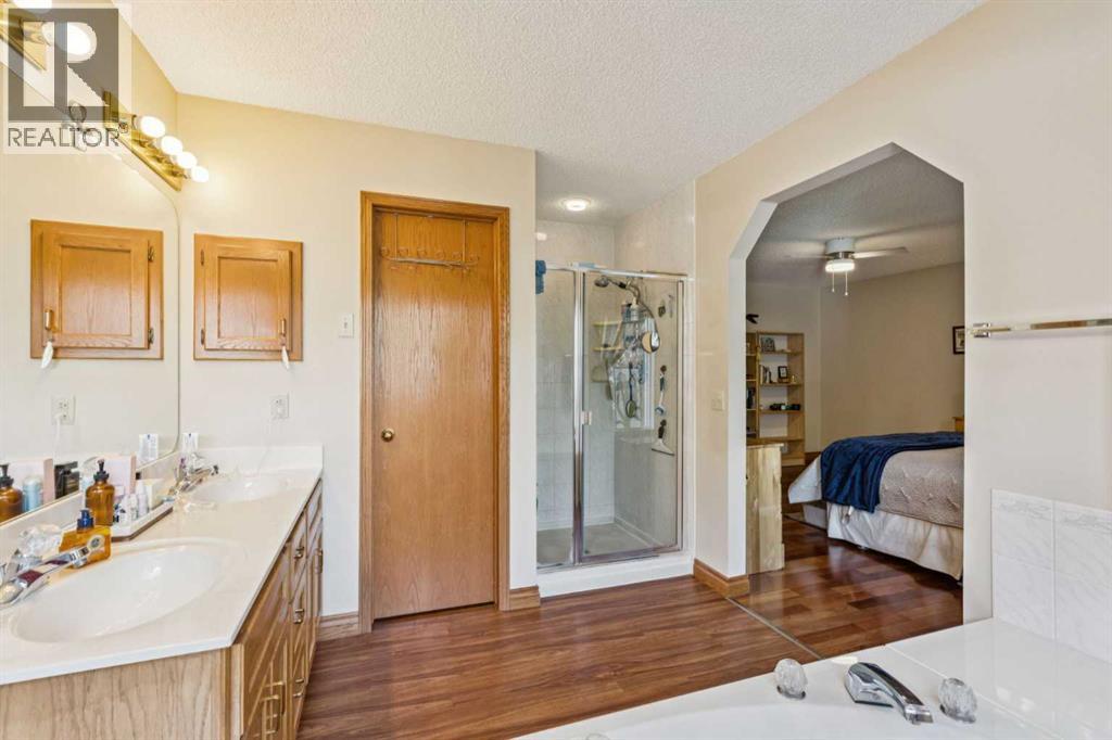 Photo 17 of 44 Valley Meadow Close Nw, Calgary AB