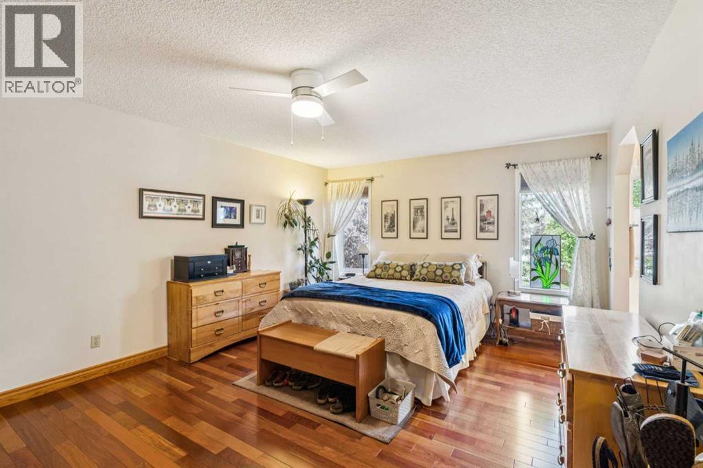 Photo 14 of 44 Valley Meadow Close Nw, Calgary AB