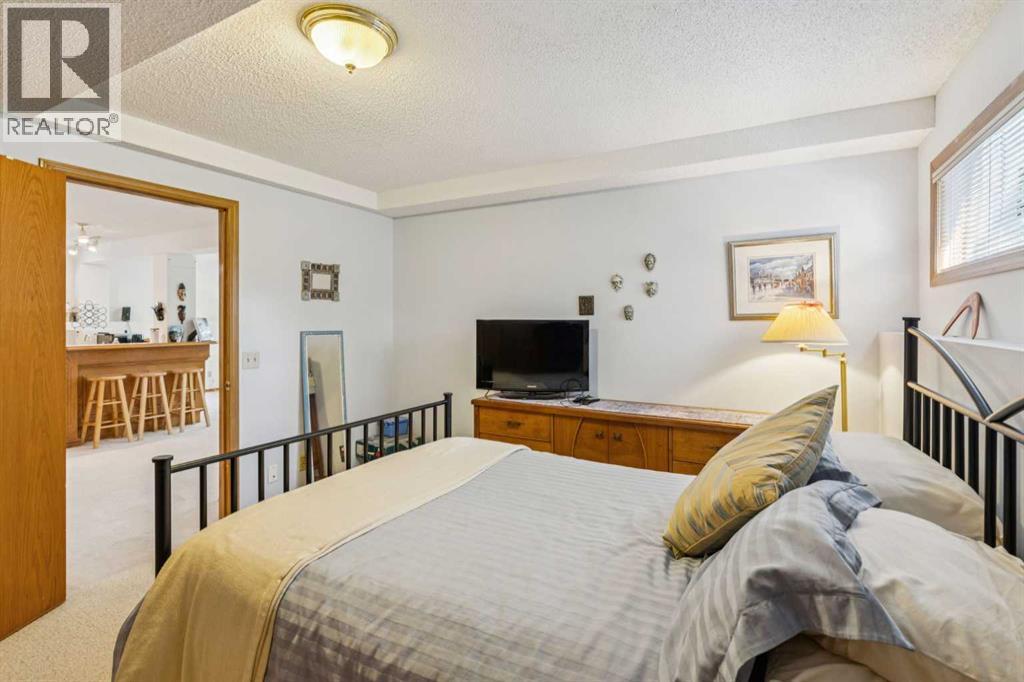 Photo 32 of 44 Valley Meadow Close Nw, Calgary AB