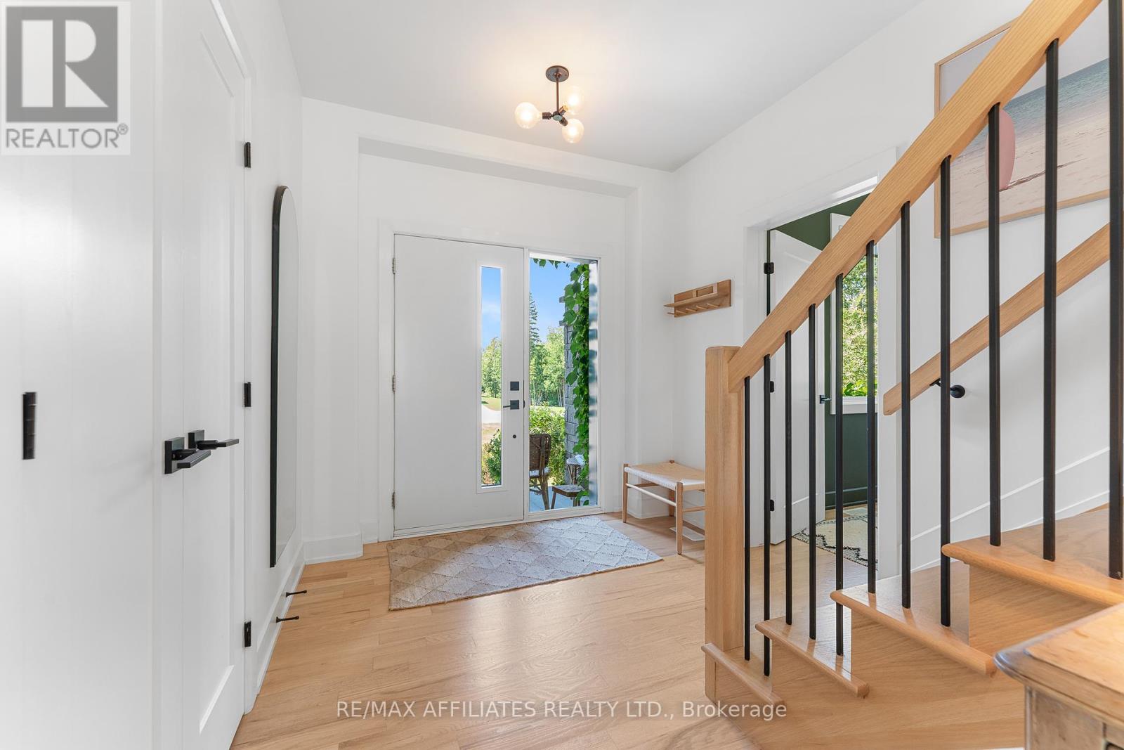 Main Floor w/9FT Ceilings