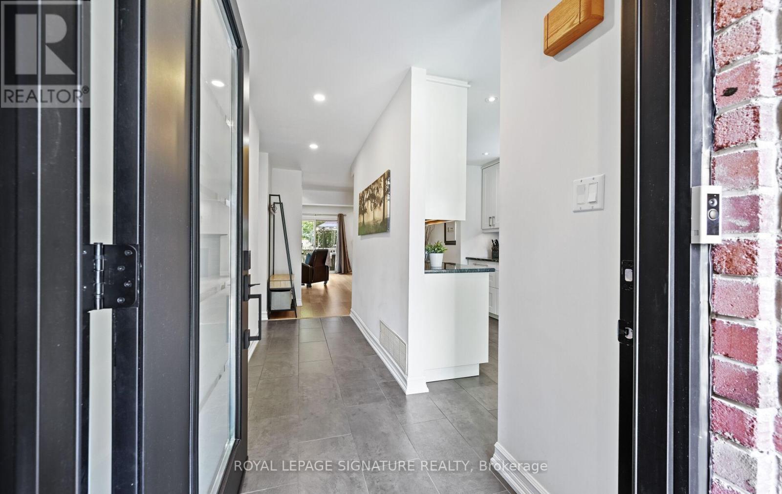Photo 3 of 2048 Chrisdon Road, Burlington ON