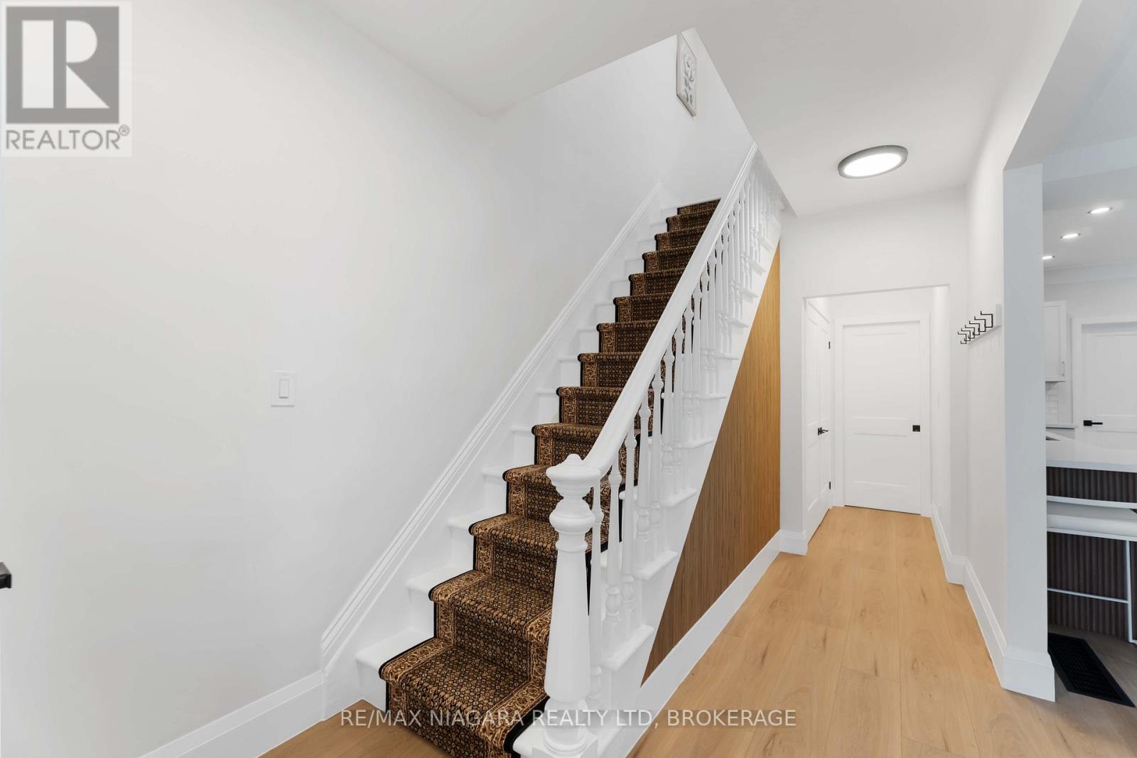Photo 6 of 4367 Ontario Street, Lincoln ON