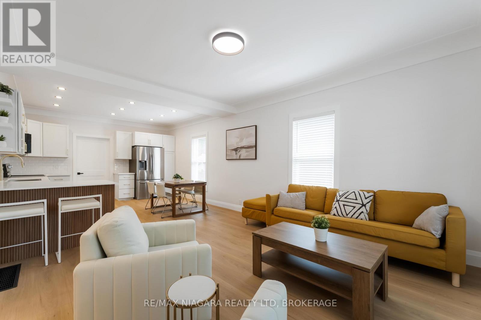 Photo 7 of 4367 Ontario Street, Lincoln ON