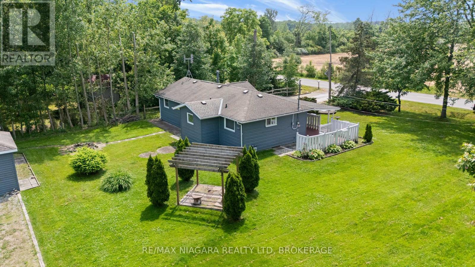 Photo 3 of 527 Pinecrest Road, Port Colborne ON